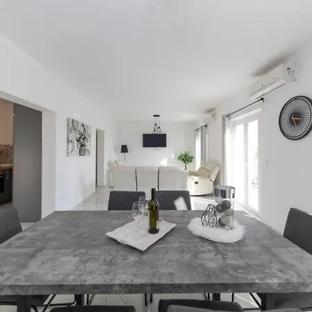 Sunset Penthouse With Jacuzzi & Seaview * Petrcane